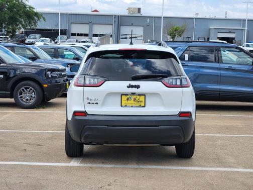 Bright White Clearcoat 2023 Jeep Cherokee Altitude Lux