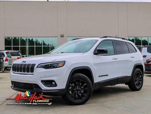 Bright White Clearcoat 2023 Jeep Cherokee Altitude Lux