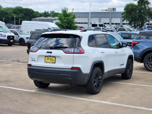 Bright White Clearcoat 2023 Jeep Cherokee Altitude Lux