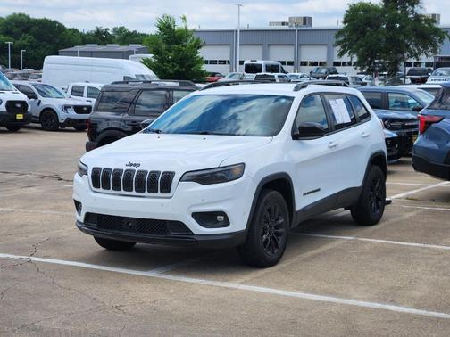Bright White Clearcoat 2023 Jeep Cherokee Altitude Lux