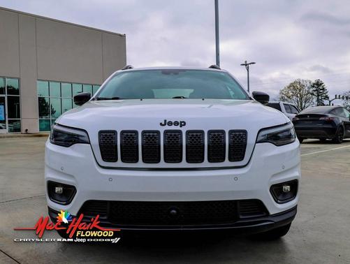 Bright White Clearcoat 2023 Jeep Cherokee Altitude Lux