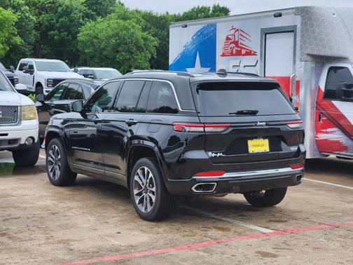Diamond Black 2022 Jeep Grand Cherokee Overland