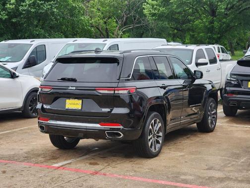 Diamond Black 2022 Jeep Grand Cherokee Overland