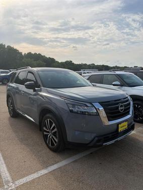 2t Gry Blk Roof 2024 Nissan Pathfinder Platinum