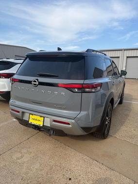 2t Gry Blk Roof 2024 Nissan Pathfinder Platinum