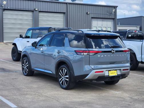 2t Gry Blk Roof 2024 Nissan Pathfinder Platinum