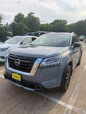 2t Gry Blk Roof 2024 Nissan Pathfinder Platinum