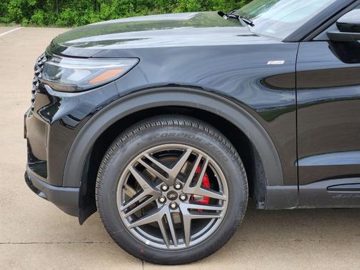 Agate Black Metallic 2026 Ford Explorer ST-Line