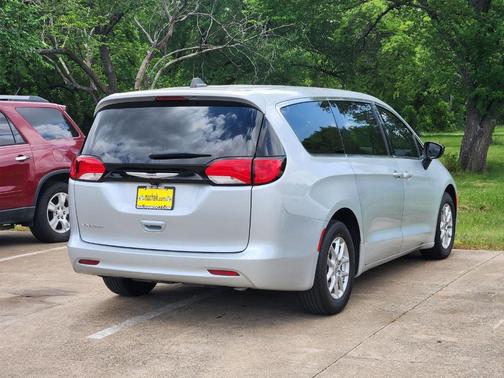Silver Mist Clearcoat 2024 Chrysler Voyager LX