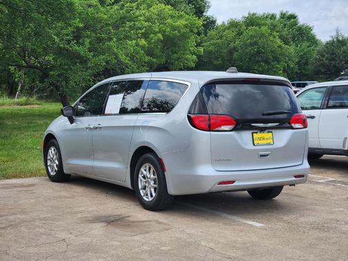 Silver Mist Clearcoat 2024 Chrysler Voyager LX
