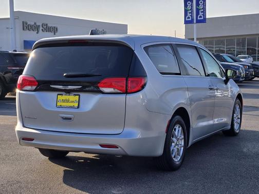 Silver Mist Clearcoat 2024 Chrysler Voyager LX