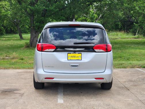 Silver Mist Clearcoat 2024 Chrysler Voyager LX