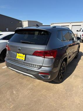 Platinum Gray Metallic 2022 Volkswagen Taos 1.5T SE
