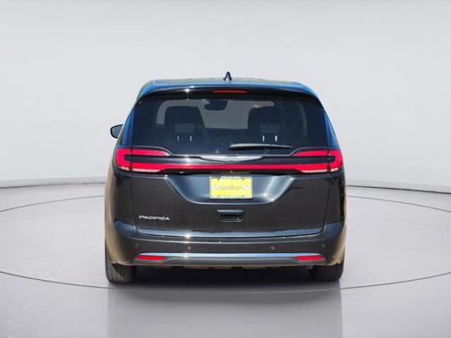 Brilliant Black Crystal Pearlcoat 2024 Chrysler Pacifica Touring-L