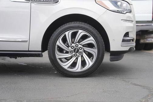 Pearl Metallic 2023 Lincoln Navigator L Reserve