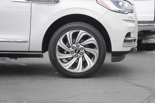 Pearl Metallic 2023 Lincoln Navigator L Reserve