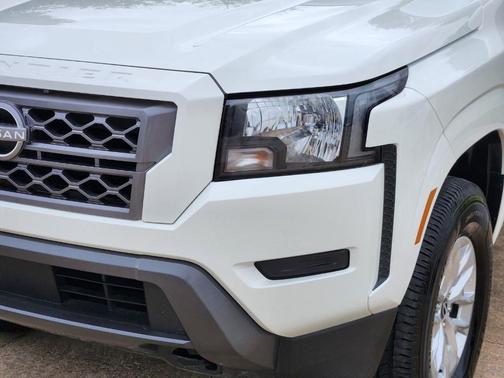 Glacier White 2024 Nissan Frontier SV