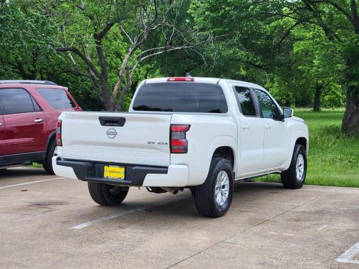 Glacier White 2024 Nissan Frontier SV