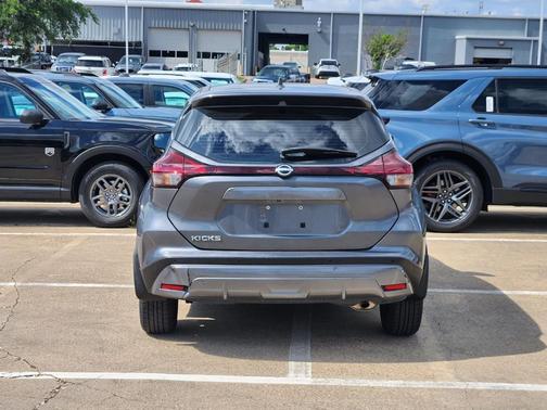 Gun Metallic 2023 Nissan Kicks S