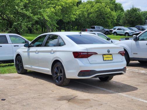 Opal White Pearl Effect 2023 Volkswagen Jetta 1.5T SE