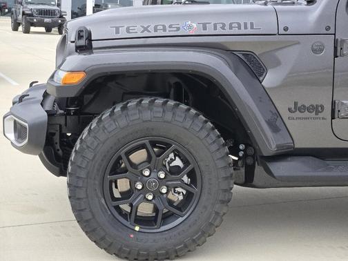Gray 2026 Jeep Gladiator Texas Trail