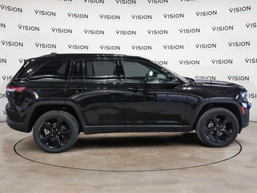 Diamond Black 2024 Jeep Grand Cherokee LAREDO