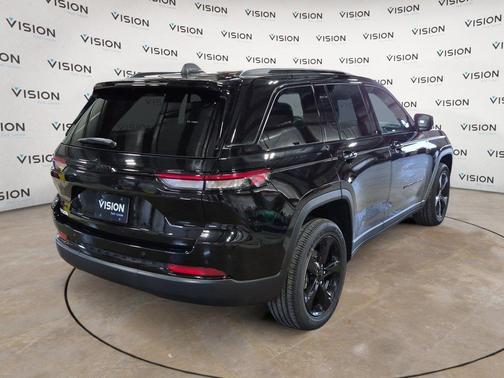 Diamond Black 2024 Jeep Grand Cherokee LAREDO