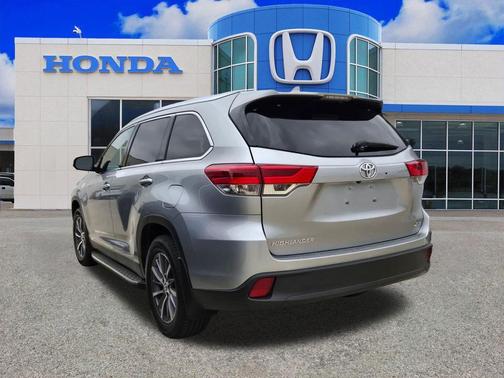 Celestial Silver Metallic 2019 Toyota Highlander XLE