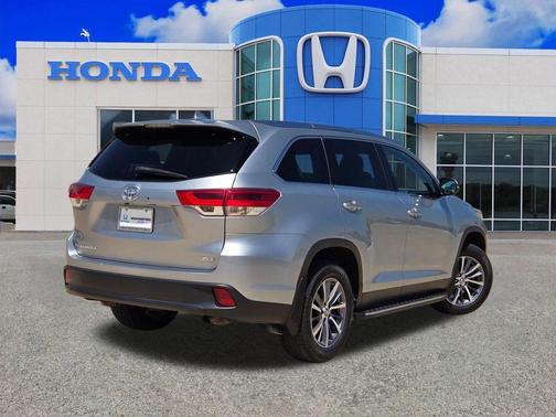 Celestial Silver Metallic 2019 Toyota Highlander XLE