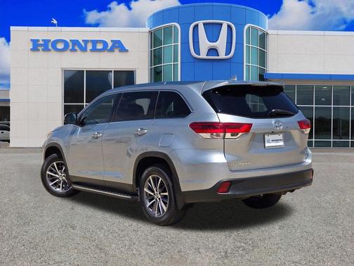 Celestial Silver Metallic 2019 Toyota Highlander XLE
