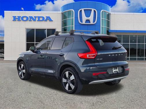 2022 Volvo XC40 T5 Momentum