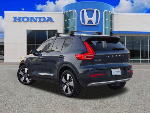 2022 Volvo XC40 T5 Momentum