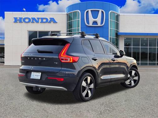 2022 Volvo XC40 T5 Momentum