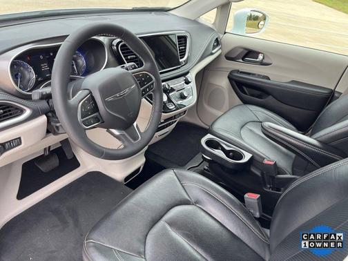 2022 Chrysler Pacifica Touring-L