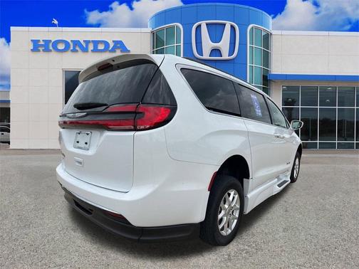 2022 Chrysler Pacifica Touring-L