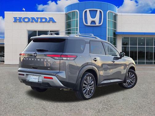 2023 Nissan Pathfinder SL