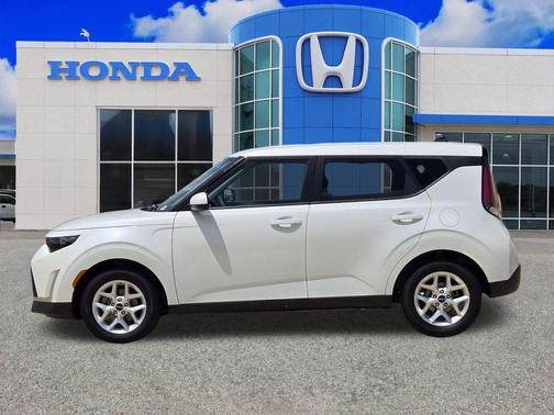 Snow White Pearl 2024 Kia Soul LX