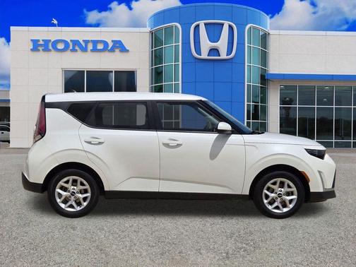 Snow White Pearl 2024 Kia Soul LX
