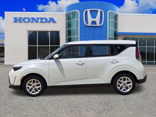 Snow White Pearl 2024 Kia Soul LX
