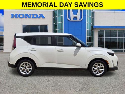 Snow White Pearl 2024 Kia Soul LX