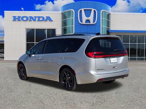 2024 Chrysler Pacifica Touring-L