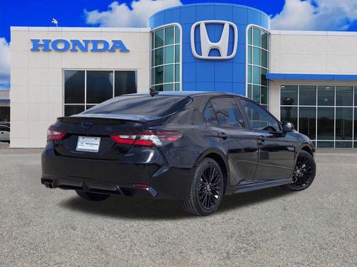 2022 Toyota Camry Hybrid SE