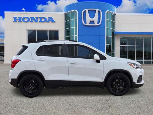 Summit White 2021 Chevrolet Trax LT