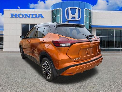 Monarch Orange / Super Black 2024 Nissan Kicks SV