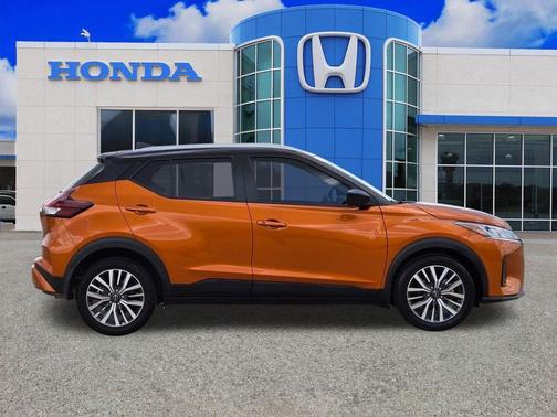 Monarch Orange / Super Black 2024 Nissan Kicks SV