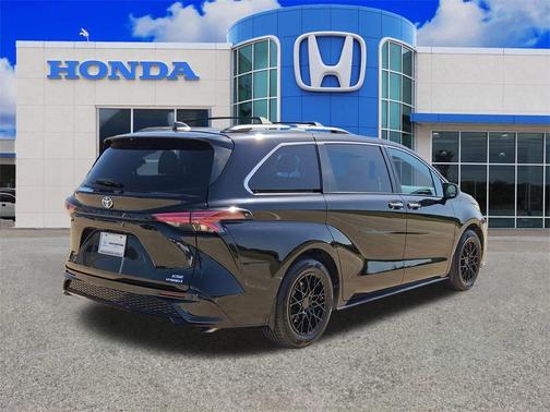 2022 Toyota Sienna XSE 7 Passenger