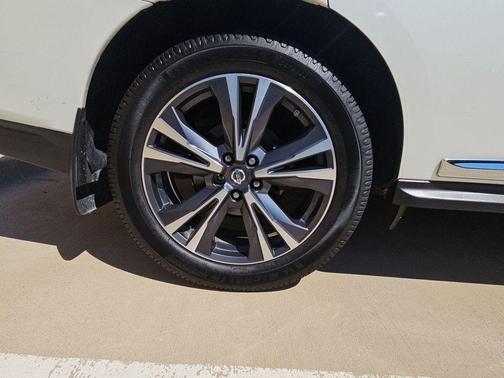White 2018 Nissan Pathfinder Platinum