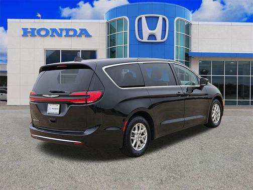 2023 Chrysler Pacifica Touring-L