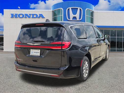 2023 Chrysler Pacifica Touring-L