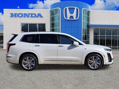 2022 Cadillac XT6 Premium Luxury FWD